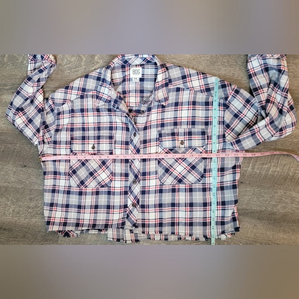 BDG Urban Outfitters Rayne Flannel Boxy Cropped Button Down Womens M Red Blue Gr - Picture 12 of 14